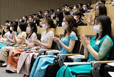 会場で熱心に耳を傾ける本学留学生ら